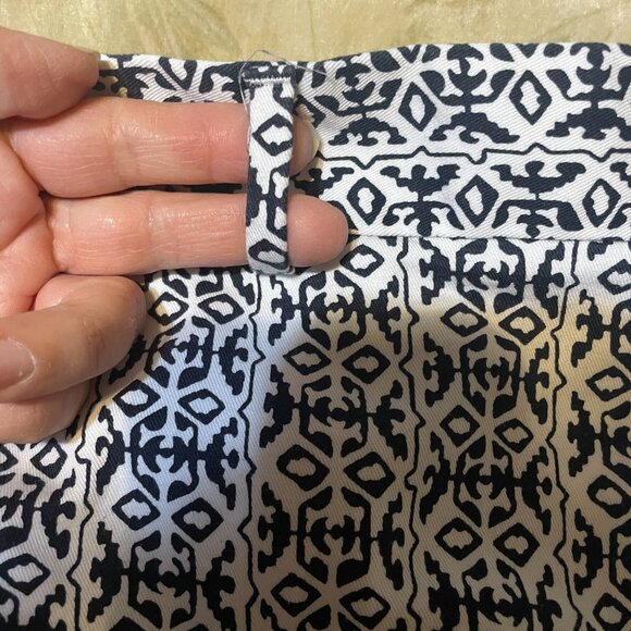 Banana republic black and white shorts Size 12.  Pockets and belt loops - Picture 6 of 6